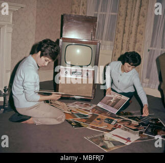 HELEN SHAPIRO inglese cantante pop (sinistra) a nord la sua casa di Londra nel 1962. Foto: Tony Gale Foto Stock