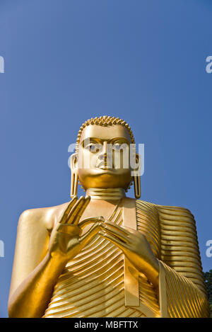 Verticale di vista ravvicinata del Grande Buddha seduto presso il Tempio d'Oro di Dambulla, Sri Lanka. Foto Stock