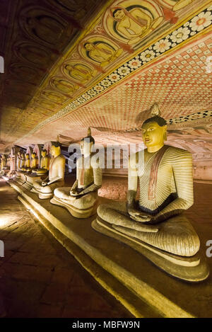 Vista verticale di statue di Buddha all'interno della Grotta del grande Re in Dambulla tempio nella grotta in Sri Lanka. Foto Stock