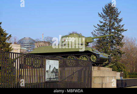 La guerra sovietica Memorial nel Tiergarten, vicino alla Porta di Brandeburgo, commemorando il 80.000 caduti nella battaglia di Berlino, Aprile e Maggio, 1945 Foto Stock