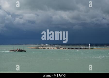 PS Waverley l'ultimo battello a vapore nave passeggeri sul Solent passando Hurst allo spiedo, faro e Hurst castello su un giorno con un buio cielo tempestoso Foto Stock