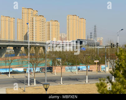 Un maglev treno arriva alla stazione Xiaoyuan sulla S1 metro linea a Pechino in Cina Foto Stock