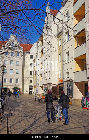 Post guerra case e appartamenti, di pesanti costruzione prefabbricata, con dettagli historicising, destinato a richiamare la vecchia Berlino hanno sostituito Foto Stock