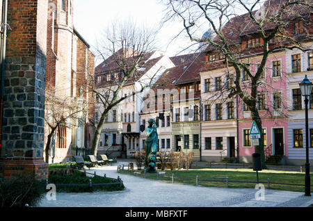 Clio (Klio), la musa della Storia, scultura da Albert Wolff , ora nel giardino della Nikolaikirche, a Berlino, St Nicholas Chiesa.