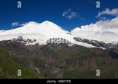 Doppio picco di Mt Elbrus (5642m), la montagna più alta in Europa. Kabardino-Balkaria, Russia, Caucaso del Nord Foto Stock