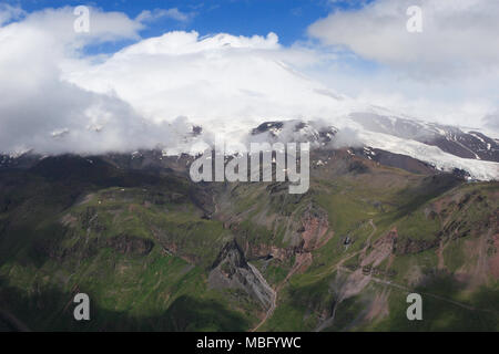 Doppio picco di Mt Elbrus (5642m), la montagna più alta in Europa. Kabardino-Balkaria, Russia, Caucaso del Nord Foto Stock