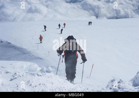 Gli alpinisti avvicinando west vertice di Mt Elbrus (5642m), la montagna più alta in Europa. Kabardino-Balkaria, Russia, Caucaso del Nord Foto Stock