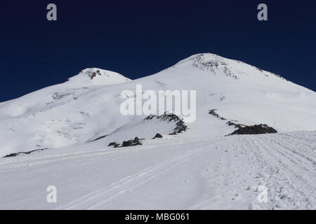 Doppio picco di Mt Elbrus (5642m), la montagna più alta in Europa. Kabardino-Balkaria, Russia, Caucaso del Nord Foto Stock