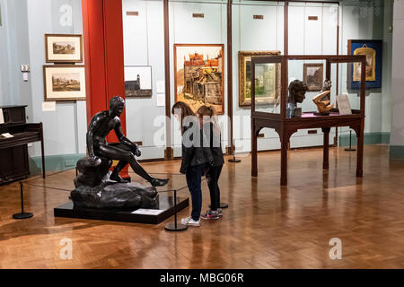 Due giovani ragazze guardando l'arte e le sculture all'interno Cliffe Castle Museum, Keighley, Bradford, Yorkshire, Regno Unito. Foto Stock