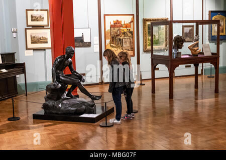 Due giovani ragazze guardando l'arte e le sculture all'interno Cliffe Castle Museum, Keighley, Bradford, Yorkshire, Regno Unito. Foto Stock