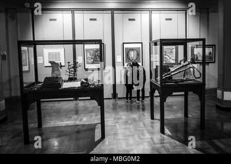 Due giovani ragazze guardando l'arte e le sculture all'interno Cliffe Castle Museum, Keighley, Bradford, Yorkshire, Regno Unito. Foto Stock