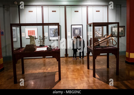 Due giovani ragazze guardando l'arte e le sculture all'interno Cliffe Castle Museum, Keighley, Bradford, Yorkshire, Regno Unito. Foto Stock