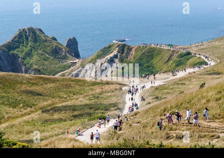 I turisti nel percorso di Durdle spiaggia porta nelle vicinanze Lulworth nel Dorset England Regno Unito Regno Unito Foto Stock