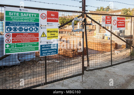Sito segnaletica di sicurezza alla costruzione dell'edificio sito a Henley on Thames, Oxfordshire, Inghilterra, GB, Regno Unito Foto Stock