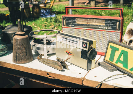 Campo Grande, Brasile - Aprile 08, 2018: la vendita di oggetti di antiquariato e oggetti da collezione come vecchie radio AM/FM, lampada vintage e altri itens all aria aperta fair calle Foto Stock