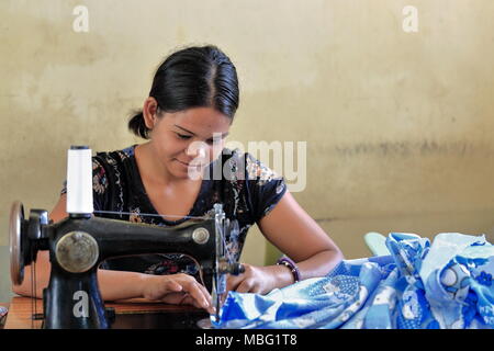 Sipalay, Philippines-October 13, 2016: seamstresses filippino e sarti hanno ancora in uso di alcuni vecchi modelli vintage di macchine da cucire. Qui nella Cit Foto Stock