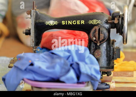 Sipalay, Philippines-October 13, 2016: sarti e seamstresses in città mercato pubblico ancora utilizzare alcuni collector.s vecchie macchine da cucire dating origine Foto Stock