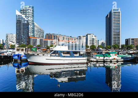 Poplar Dock Marina con moderno Alloggiamento di lusso in Londra England Regno Unito Regno Unito Foto Stock