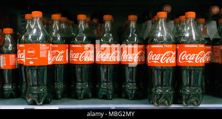 Editoriale illustrativa di un display di bottiglie di plastica del famoso marchio americano di soda coca cola in un supermercato francese. Foto Stock