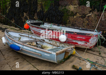 Aprire vecchie barche da pesca trascinata fino sulla spiaggia nel porto di St Ives in Cornovaglia con la bassa marea. Tipicamente il Cornish paesaggi costieri con barche beach Foto Stock