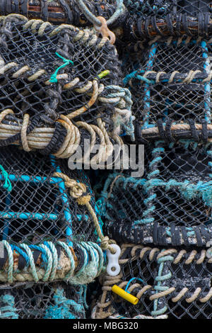 Pila o catasta di colorati Lobster Pot sulla banchina a St Ives in Cornovaglia. trappole utilizzate per la cattura di granchi e crostacei sul Cornish Coast astratta. Foto Stock