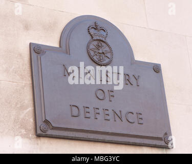 Una delle placche al di fuori dei principali (nord) Ingresso al ministero della Difesa edificio su Horse Guards Avenue, Westminster, London Foto Stock