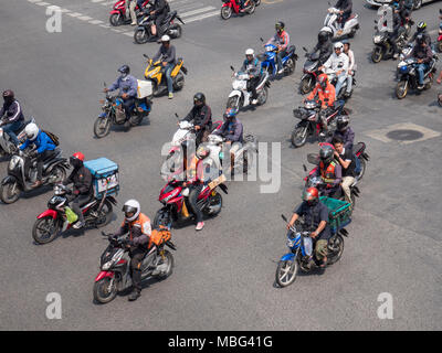 Persone su ciclomotori, motociclette e scooters su una strada affollata in condizioni di traffico intenso su un Bangkok city street in Thailandia Asia Foto Stock