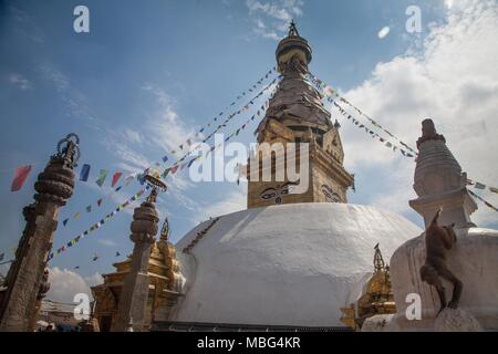 Una scimmia si arrampica su lo stupa di Swayambunath monkey temple, Kathmandu, Nepal Foto Stock