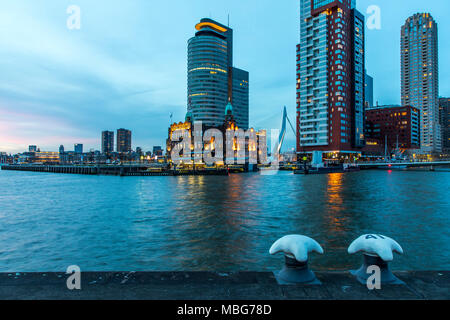 Die Skyline von Rotterdam, an der Nieuwe Maas, Fluss, Hochhäuser am "Kop van Zuid' Stadtteil, Niederlande, Foto Stock