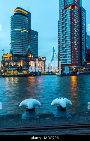 Die Skyline von Rotterdam, an der Nieuwe Maas, Fluss, Hochhäuser am "Kop van Zuid' Stadtteil, Niederlande, Gebäude der ehemaligen Holland Amerika Lijn Foto Stock