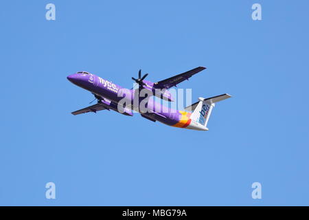 Flybe Bombardier Dash-8 G-ECOH uscire dall'Aeroporto Heathrow di Londra, Regno Unito Foto Stock