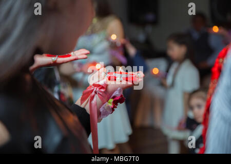 Tenere la mani su henna candela . Essa detiene la candela in mano Henna party Foto Stock