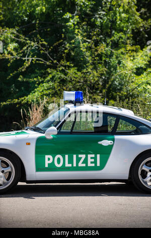 STUTTGART, Germania - 20 luglio 2013: una Porsche 911 Carrera Coupe costruito come auto della polizia per il tedesco Polizei e ora parte della mostra del Museo Porsche è parcheggiato sul suolo pubblico per promuovere il classico mostra di automobili classiche accadendo allo stesso tempo a Stoccarda. Foto Stock