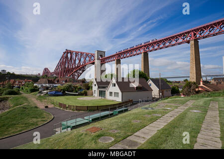 North Queensferry, il Ponte Forth Railway (Fife) una classe Scotrail 170 treno passa Foto Stock