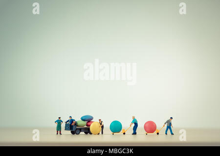 I lavoratori di scarico rivestite di zucchero cioccolatini da carrello. Foto Stock