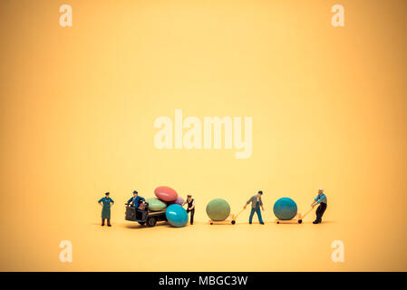 Lavoratori in miniatura di scarico rivestite di zucchero cioccolatini da carrello. Foto Stock