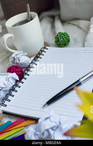 Una tazza di caffè, appunti e penna sulla parte superiore del telo bianco Foto Stock