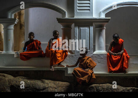 COLOMBO, SRI LANKA - 5 dicembre 2016: bambini buddisti in Sri Lanka Foto Stock