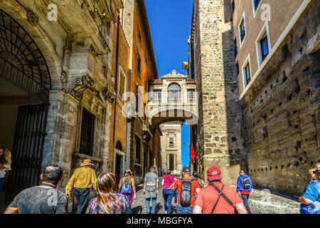 Una guida turistica è a capo di un gruppo di turisti attraverso il colle Capitolino e il Portico dii Consentes vicino al Foro Romano a Roma Italia Foto Stock