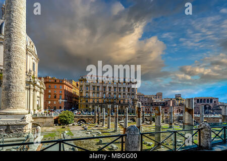 Colonna di Traiano e forum come pure la Chiesa del Santissimo Nome di Maria dall'ingresso di Piazza Venezia come una tempesta arriva a Roma Italia Foto Stock