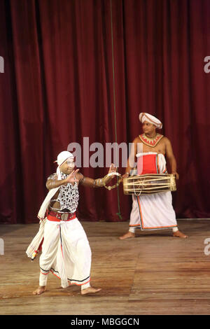 Sangaraja Mawatha Kandy centrale Provincia dello Sri Lanka Kandyan Centro Culturale ballerino Kandyan eseguendo il Panatheru Natuma Foto Stock