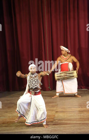 Sangaraja Mawatha Kandy centrale Provincia dello Sri Lanka Kandyan Centro Culturale ballerino Kandyan eseguendo il Panatheru Natuma Foto Stock