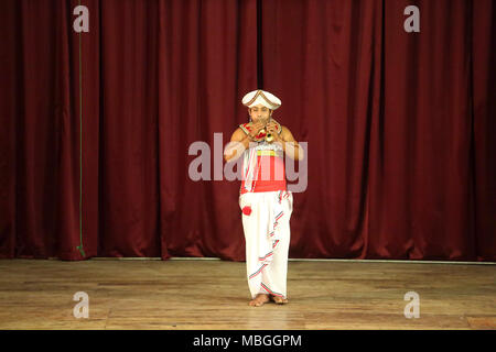 Sangaraja Mawatha Kandy centrale Provincia dello Sri Lanka Kandyan Centro Culturale Kandyan musicista che gioca il Horanawa (Tempio clarinetto) Foto Stock