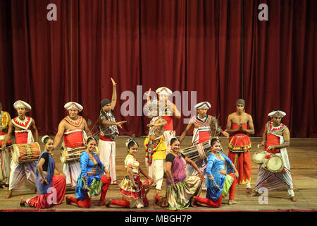 Sangaraja Mawatha Kandy centrale Provincia dello Sri Lanka Kandyan Centro Culturale Kandyan ballerini e musicisti Foto Stock