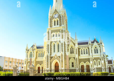 Maestoso Vittoriano riformata gotica chiesa madre di Graaff-Reinet, Eastern Cape, grande Karoo, Sud Africa. La facciata della storica chiesa olandese, costruito 1886, nel centro della citta'. Giornata di sole e cielo blu Foto Stock