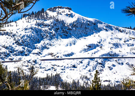 Al di fuori del tunnel ferroviario sotto coperta di neve montagna vicino a Truckee, California Foto Stock