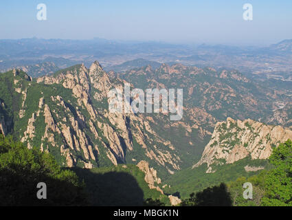 Vista sulle montagne dal vecchio picco in early morning mist vecchio picco Zushan Forest Park, Qinhuangdao, la Cina può Foto Stock