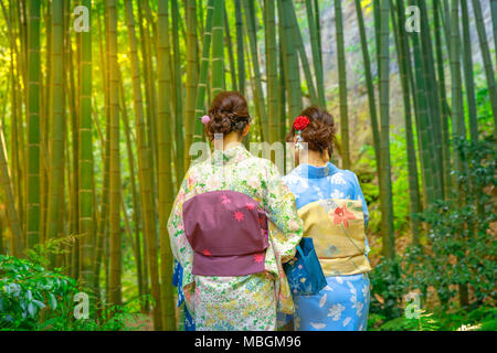 Kamakura, Giappone - 23 Aprile 2017: Le donne di indossare il kimono giapponese passeggiate nel giardino di bambù di prendere-dera Hokoku-ji il tempio di Kamakura. La cultura giapponese e stile di vita sulla stagione primaverile. Foto Stock