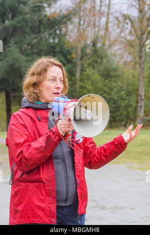 Il cantante canadese Songwriter Sarah Harmer parla alla folla di manifestanti a blocco di Kinder Morgan tubazione ingresso, Burnaby, British Columbia, Canad Foto Stock