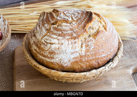 Una pagnotta di pane di pasta acida in un cestello Foto Stock